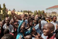 Fotoserie Kenia Gruppenfoto mit SSS Kids